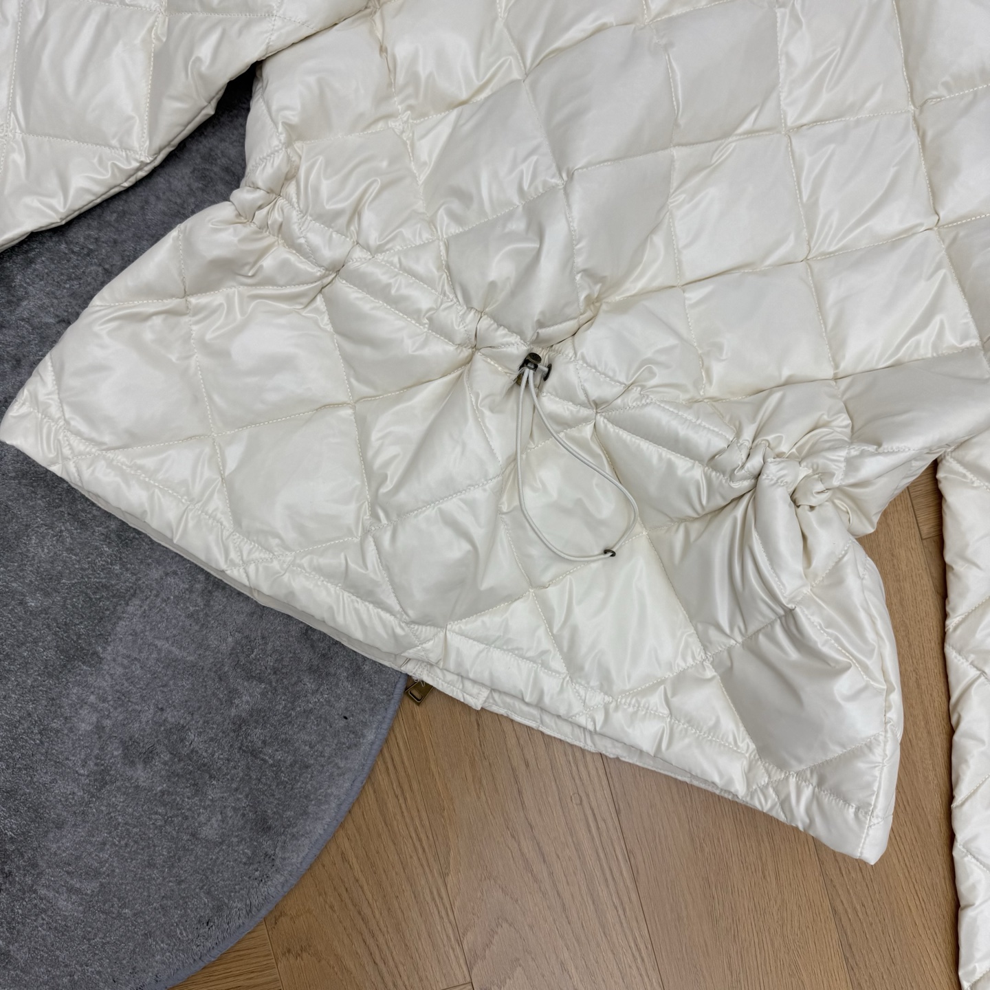 M*ncler 26秋冬新款 立领薄款羽绒服，选用轻盈抗皱锦纶面料，饱满90白鹅绒填充，保暖锁温同时做到零臃肿。经典菱形