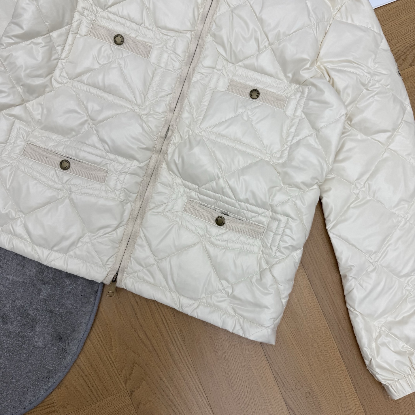 M*ncler 26秋冬新款 立领薄款羽绒服，选用轻盈抗皱锦纶面料，饱满90白鹅绒填充，保暖锁温同时做到零臃肿。经典菱形