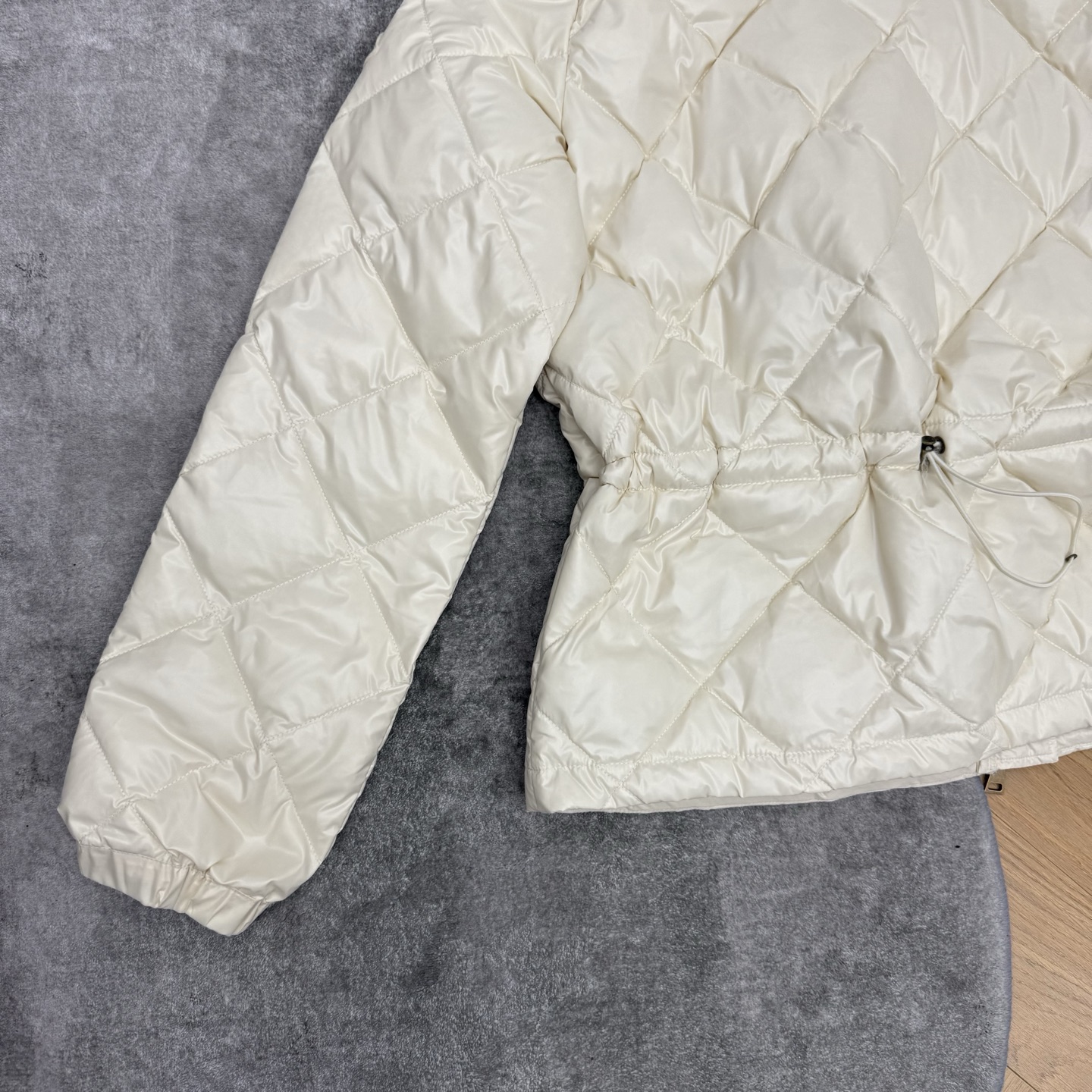 M*ncler 26秋冬新款 立领薄款羽绒服，选用轻盈抗皱锦纶面料，饱满90白鹅绒填充，保暖锁温同时做到零臃肿。经典菱形