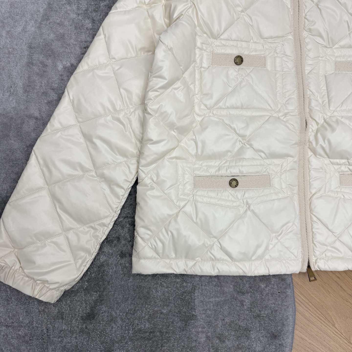 M*ncler 26秋冬新款 立领薄款羽绒服，选用轻盈抗皱锦纶面料，饱满90白鹅绒填充，保暖锁温同时做到零臃肿。经典菱形