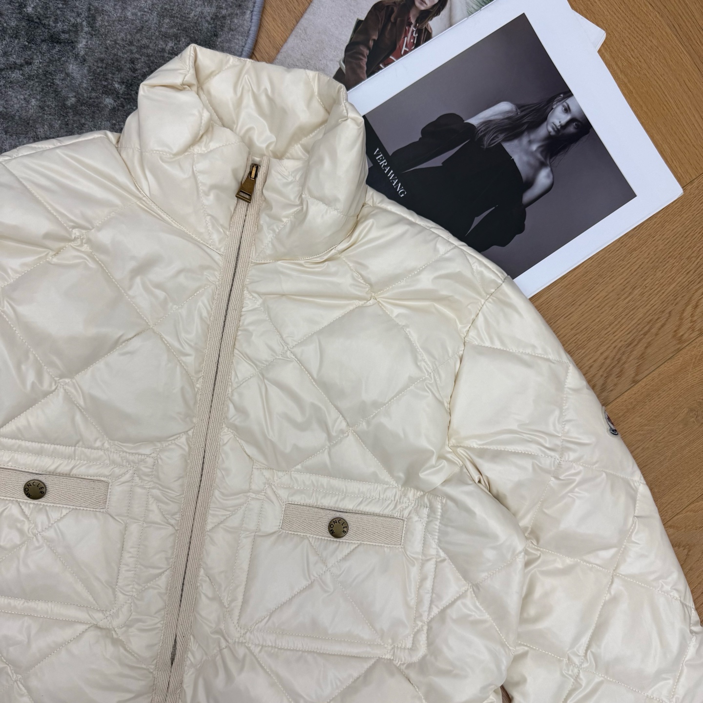 M*ncler 26秋冬新款 立领薄款羽绒服，选用轻盈抗皱锦纶面料，饱满90白鹅绒填充，保暖锁温同时做到零臃肿。经典菱形