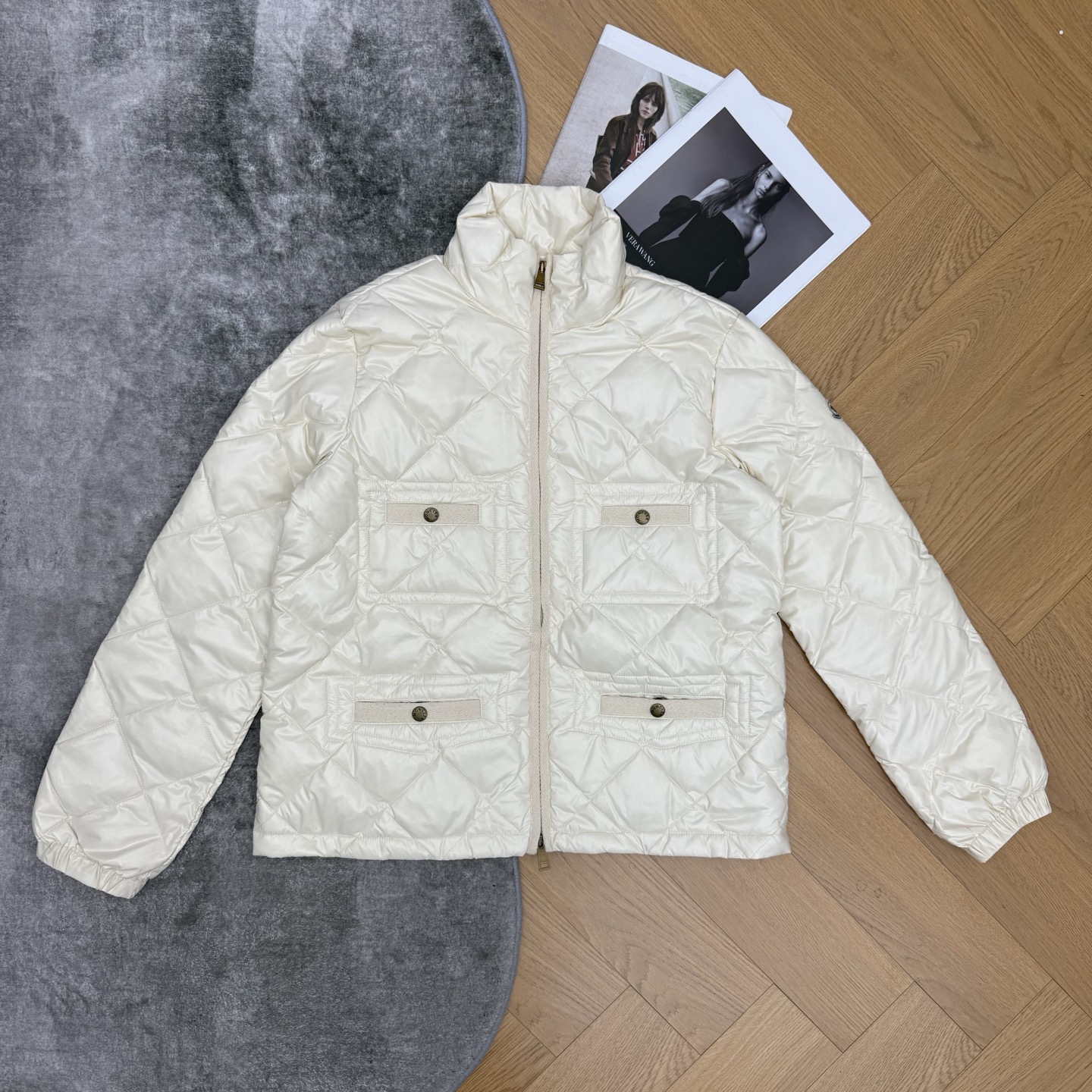 M*ncler 26秋冬新款 立领薄款羽绒服，选用轻盈抗皱锦纶面料，饱满90白鹅绒填充，保暖锁温同时做到零臃肿。经典菱形