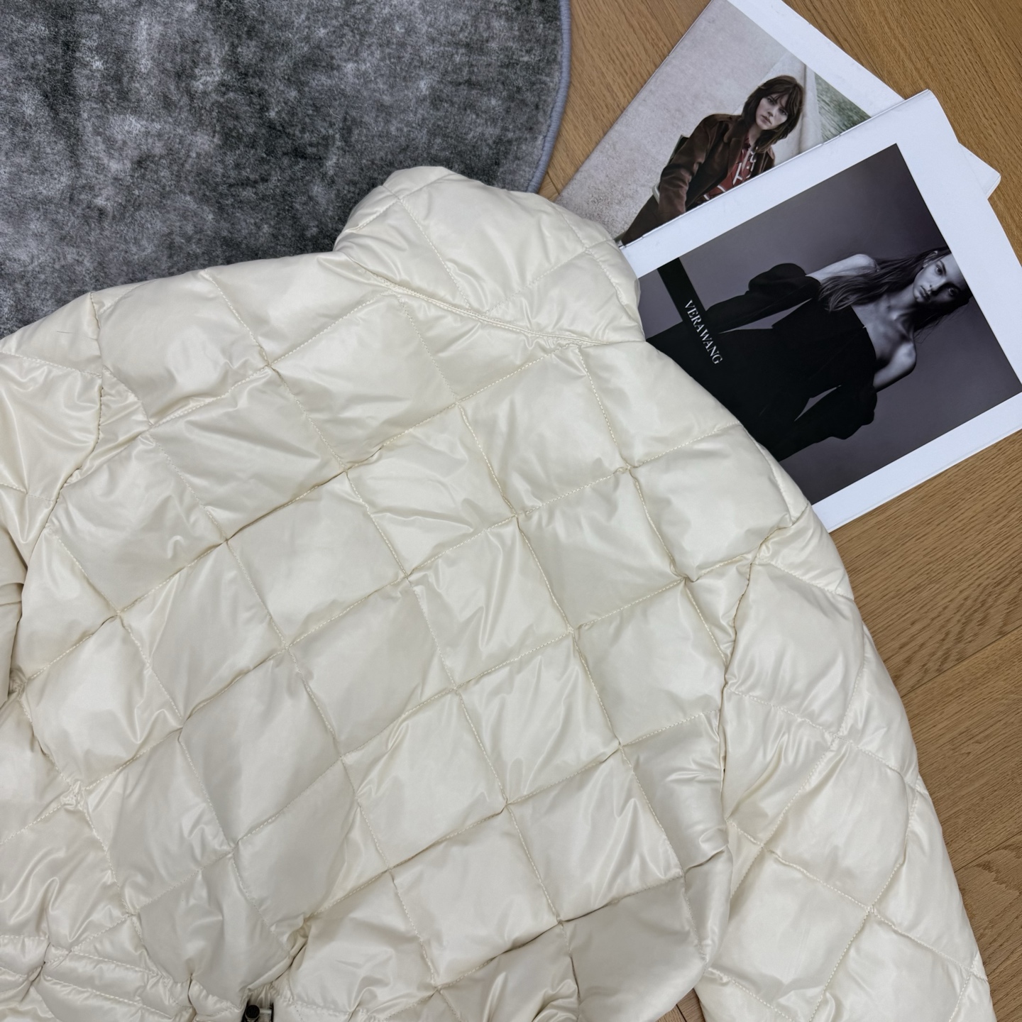 M*ncler 26秋冬新款 立领薄款羽绒服，选用轻盈抗皱锦纶面料，饱满90白鹅绒填充，保暖锁温同时做到零臃肿。经典菱形