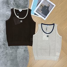 小香家 26夏季新款 撞色圆领针织背心,透气镂空针织面料,清爽不闷汗,夏天单穿、内搭都绝,经典双C刺绣标识,低调显贵,撞 小香家 26夏季新款 撞色圆领针织背心,透气镂空针织面料,清爽不闷汗,夏天单穿、内搭都绝,经典双C刺绣标识,低调显贵,撞