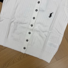 RL家 26夏季新款 波浪翻领针织短袖,竖坑条针织面料,弹力软糯、透气亲肤,自带显瘦肌理感。别致波浪花边翻领,精致减龄, RL家 26夏季新款 波浪翻领针织短袖,竖坑条针织面料,弹力软糯、透气亲肤,自带显瘦肌理感。别致波浪花边翻领,精致减龄,