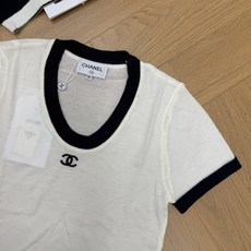 小香家 26夏季新款 撞色包边U领针织短袖,细腻亲肤针织面料,轻薄透气,夏日穿着干爽不闷,柔软贴合肌肤。经典黑白撞色设计 小香家 26夏季新款 撞色包边U领针织短袖,细腻亲肤针织面料,轻薄透气,夏日穿着干爽不闷,柔软贴合肌肤。经典黑白撞色设计