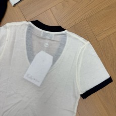 小香家 26夏季新款 撞色包边U领针织短袖,细腻亲肤针织面料,轻薄透气,夏日穿着干爽不闷,柔软贴合肌肤。经典黑白撞色设计 小香家 26夏季新款 撞色包边U领针织短袖,细腻亲肤针织面料,轻薄透气,夏日穿着干爽不闷,柔软贴合肌肤。经典黑白撞色设计