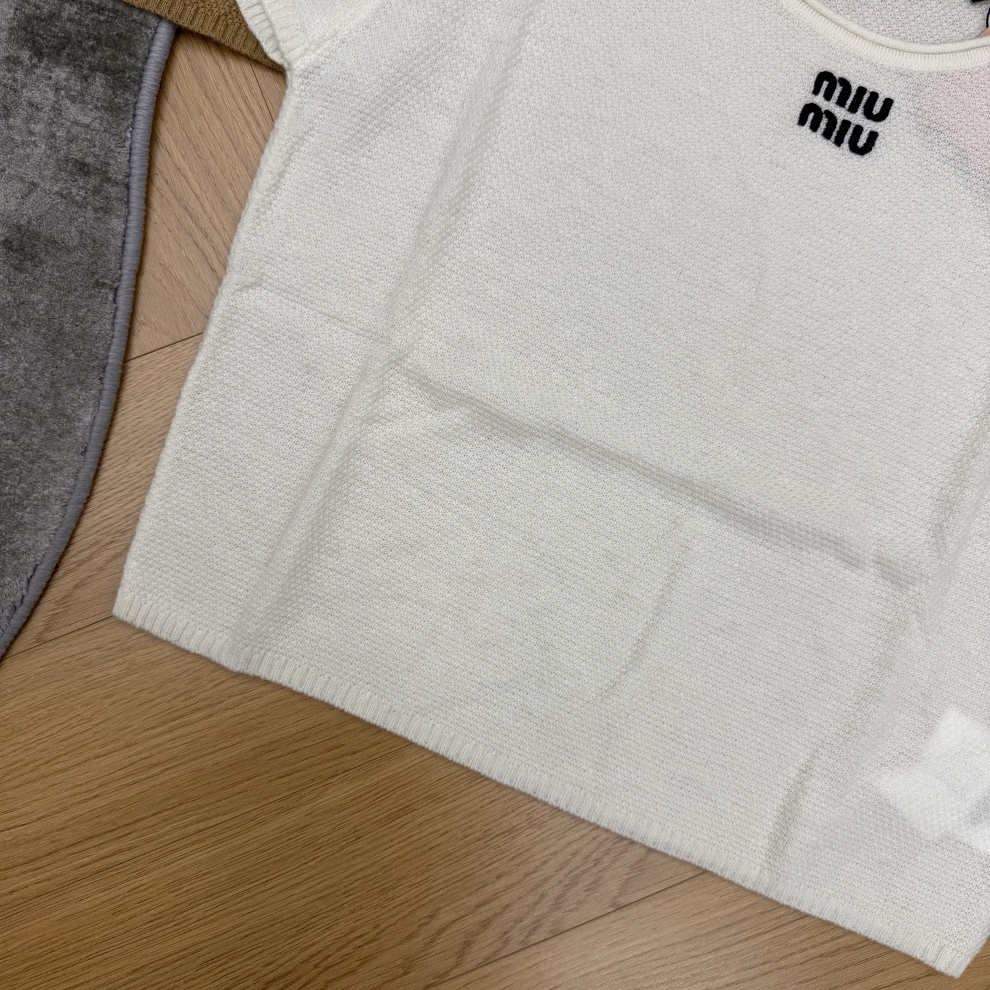 Miu家 26夏季新款 大圆U领针织短款上衣，蜂窝肌理针织面料，透气排汗、软糯亲肤，自带细微纹理质感，视觉上更显精致。简
