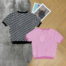D家 26夏季新款 老花短袖针织上衣轻薄透气针织纱线,细腻通透,夏日上身清爽不闷,垂坠感自然高级。通体满幅品牌经典老花提 D家 26夏季新款 老花短袖针织上衣轻薄透气针织纱线,细腻通透,夏日上身清爽不闷,垂坠感自然高级。通体满幅品牌经典老花提
