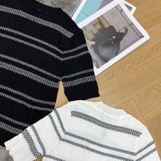 小香家 26夏季新款 撞色条纹针织中袖,竖向弹力坑条针织面料,柔软亲肤透气,自带纵向显瘦肌理,贴合身形不紧绷。经典黑白几 小香家 26夏季新款 撞色条纹针织中袖,竖向弹力坑条针织面料,柔软亲肤透气,自带纵向显瘦肌理,贴合身形不紧绷。经典黑白几