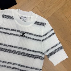小香家 26夏季新款 撞色条纹针织中袖,竖向弹力坑条针织面料,柔软亲肤透气,自带纵向显瘦肌理,贴合身形不紧绷。经典黑白几 小香家 26夏季新款 撞色条纹针织中袖,竖向弹力坑条针织面料,柔软亲肤透气,自带纵向显瘦肌理,贴合身形不紧绷。经典黑白几