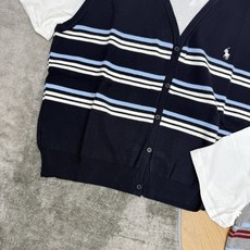 RL家 26夏季新款 V领假两件条纹针织上衣,细腻亲肤精梳针织面料,轻薄透气,春夏叠穿无负担,软糯有弹性。经典V领单排扣 RL家 26夏季新款 V领假两件条纹针织上衣,细腻亲肤精梳针织面料,轻薄透气,春夏叠穿无负担,软糯有弹性。经典V领单排扣