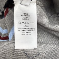 RL家 26夏季新款 V领假两件条纹针织上衣,细腻亲肤精梳针织面料,轻薄透气,春夏叠穿无负担,软糯有弹性。经典V领单排扣 RL家 26夏季新款 V领假两件条纹针织上衣,细腻亲肤精梳针织面料,轻薄透气,春夏叠穿无负担,软糯有弹性。经典V领单排扣