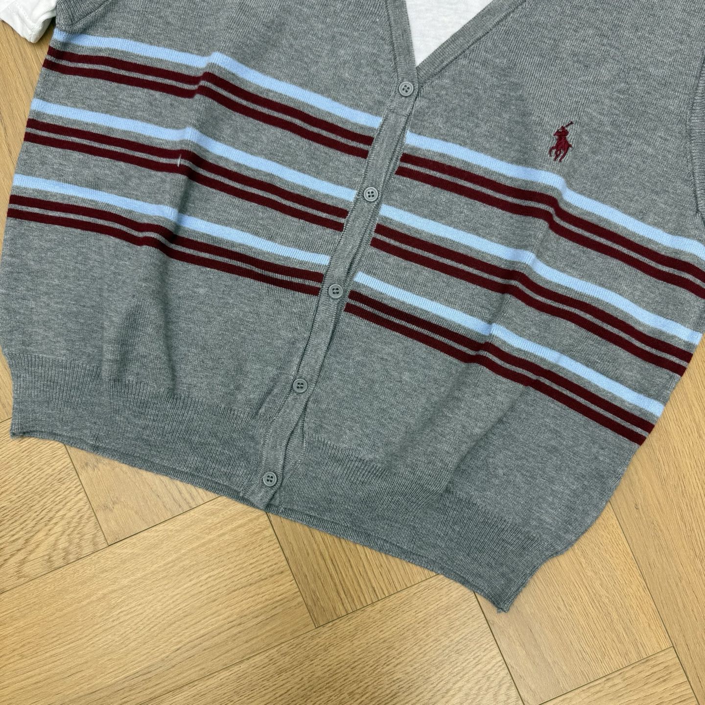 RL家 26夏季新款 V领假两件条纹针织上衣,细腻亲肤精梳针织面料,轻薄透气,春夏叠穿无负担,软糯有弹性。经典V领单排扣 RL家 26夏季新款 V领假两件条纹针织上衣,细腻亲肤精梳针织面料,轻薄透气,春夏叠穿无负担,软糯有弹性。经典V领单排扣