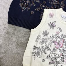 D家 26夏季新款 圆领无袖针织背心马甲,重磅细腻针织面料,厚实挺括不易变形,软糯亲肤,春秋叠穿、初夏单穿都适配。衣身大 D家 26夏季新款 圆领无袖针织背心马甲,重磅细腻针织面料,厚实挺括不易变形,软糯亲肤,春秋叠穿、初夏单穿都适配。衣身大