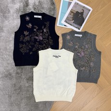 D家 26夏季新款 圆领无袖针织背心马甲,重磅细腻针织面料,厚实挺括不易变形,软糯亲肤,春秋叠穿、初夏单穿都适配。衣身大 D家 26夏季新款 圆领无袖针织背心马甲,重磅细腻针织面料,厚实挺括不易变形,软糯亲肤,春秋叠穿、初夏单穿都适配。衣身大