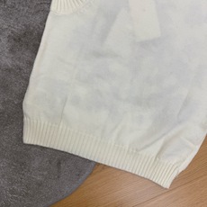 D家 26夏季新款 圆领无袖针织背心马甲,重磅细腻针织面料,厚实挺括不易变形,软糯亲肤,春秋叠穿、初夏单穿都适配。衣身大 D家 26夏季新款 圆领无袖针织背心马甲,重磅细腻针织面料,厚实挺括不易变形,软糯亲肤,春秋叠穿、初夏单穿都适配。衣身大