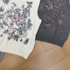D家 26夏季新款 圆领无袖针织背心马甲,重磅细腻针织面料,厚实挺括不易变形,软糯亲肤,春秋叠穿、初夏单穿都适配。衣身大 D家 26夏季新款 圆领无袖针织背心马甲,重磅细腻针织面料,厚实挺括不易变形,软糯亲肤,春秋叠穿、初夏单穿都适配。衣身大