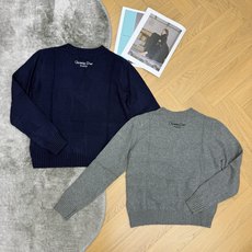 D家 26早秋新款 圆领刺绣针长袖,高支紧密针织纱线,厚实软糯、挺括有型,透气不闷,初秋单穿、冬季内搭都很实用。前身满幅 D家 26早秋新款 圆领刺绣针长袖,高支紧密针织纱线,厚实软糯、挺括有型,透气不闷,初秋单穿、冬季内搭都很实用。前身满幅