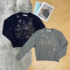 D家 26早秋新款 圆领刺绣针长袖,高支紧密针织纱线,厚实软糯、挺括有型,透气不闷,初秋单穿、冬季内搭都很实用。前身满幅 D家 26早秋新款 圆领刺绣针长袖,高支紧密针织纱线,厚实软糯、挺括有型,透气不闷,初秋单穿、冬季内搭都很实用。前身满幅