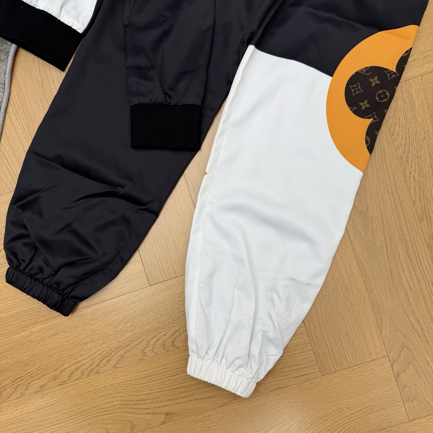 L家 26早秋新款 撞色老花立领套装 立领外套+高腰束脚裤 潮流拼色设计 立领外套肩部拼接经典老花 胸前四叶花印花搭配醒