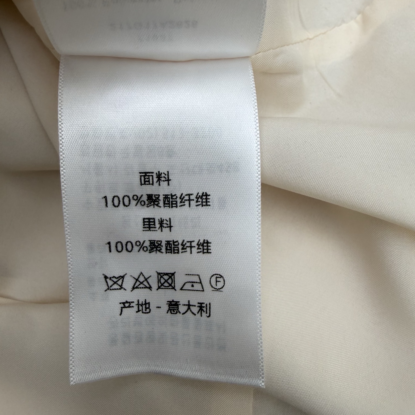 D家 26早秋新款 压褶圆领短款上衣 简约无领圆领设计 衣身精致竖向压褶增添层次感 单颗珍珠纽扣简约 胸口金属logo点