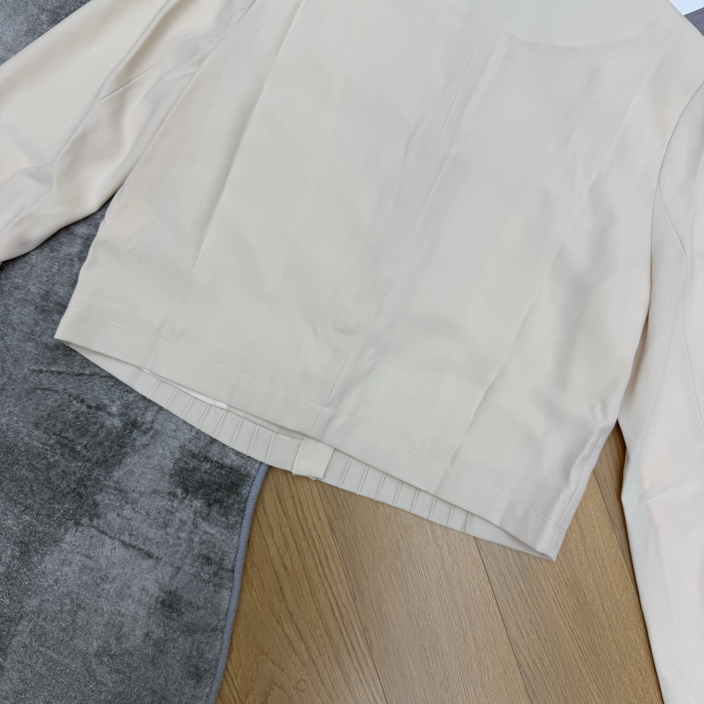 D家 26早秋新款 压褶圆领短款上衣 简约无领圆领设计 衣身精致竖向压褶增添层次感 单颗珍珠纽扣简约 胸口金属logo点