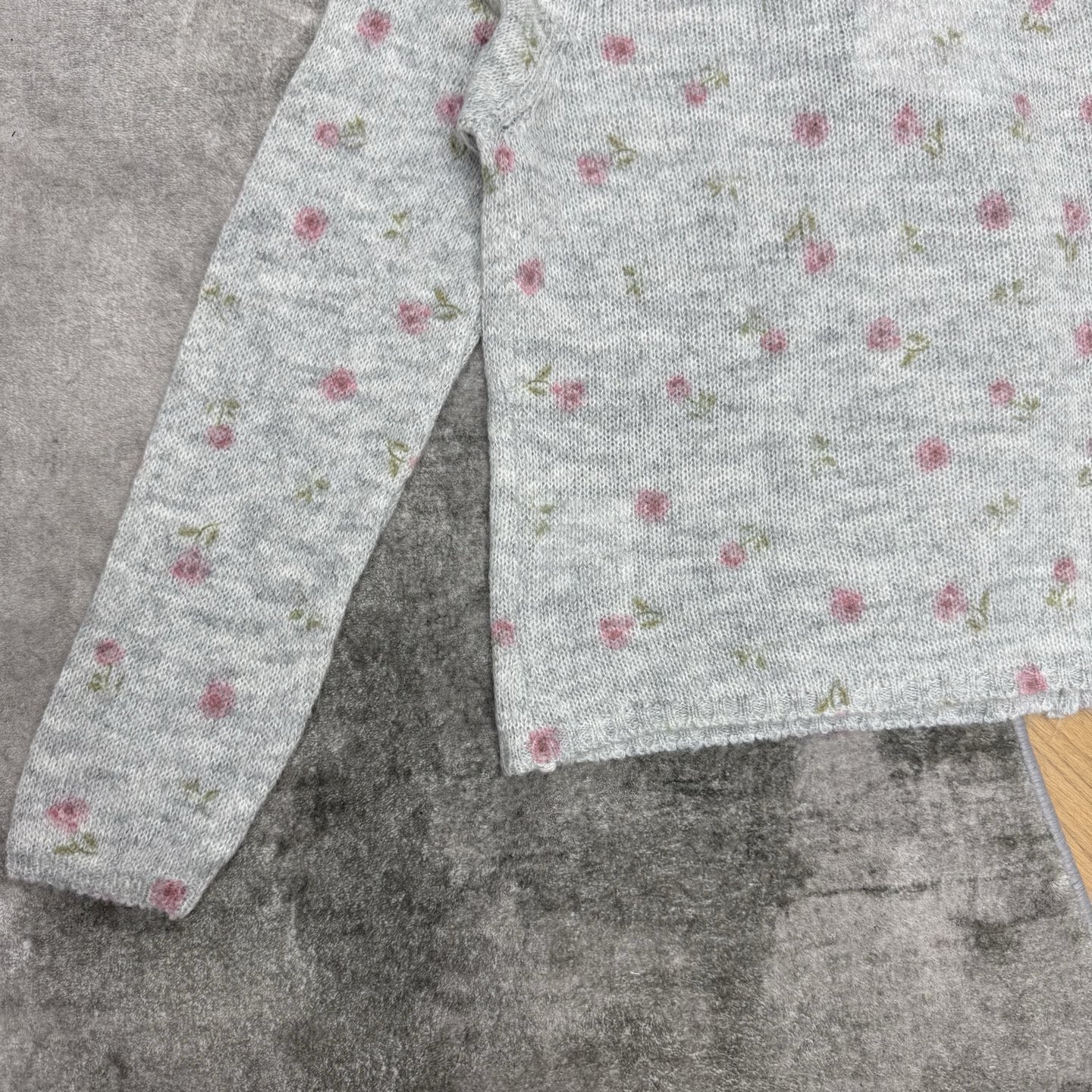 小香家 26早秋新款 玫瑰碎花针织开衫💐把法式玫瑰织进针织里,温柔氛围感直接拉满!定制轻薄透气针织纱线,软糯亲肤不扎身, 小香家 26早秋新款 玫瑰碎花针织开衫💐把法式玫瑰织进针织里,温柔氛围感直接拉满!定制轻薄透气针织纱线,软糯亲肤不扎身,