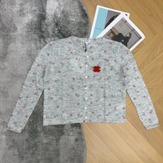 小香家 26早秋新款 玫瑰碎花针织开衫💐把法式玫瑰织进针织里,温柔氛围感直接拉满!定制轻薄透气针织纱线,软糯亲肤不扎身, 小香家 26早秋新款 玫瑰碎花针织开衫💐把法式玫瑰织进针织里,温柔氛围感直接拉满!定制轻薄透气针织纱线,软糯亲肤不扎身,