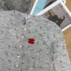 小香家 26早秋新款 玫瑰碎花针织开衫💐把法式玫瑰织进针织里,温柔氛围感直接拉满!定制轻薄透气针织纱线,软糯亲肤不扎身, 小香家 26早秋新款 玫瑰碎花针织开衫💐把法式玫瑰织进针织里,温柔氛围感直接拉满!定制轻薄透气针织纱线,软糯亲肤不扎身,