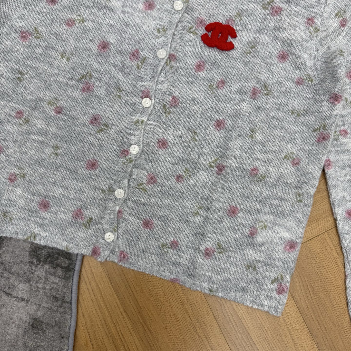 小香家 26早秋新款 玫瑰碎花针织开衫💐把法式玫瑰织进针织里,温柔氛围感直接拉满!定制轻薄透气针织纱线,软糯亲肤不扎身, 小香家 26早秋新款 玫瑰碎花针织开衫💐把法式玫瑰织进针织里,温柔氛围感直接拉满!定制轻薄透气针织纱线,软糯亲肤不扎身,
