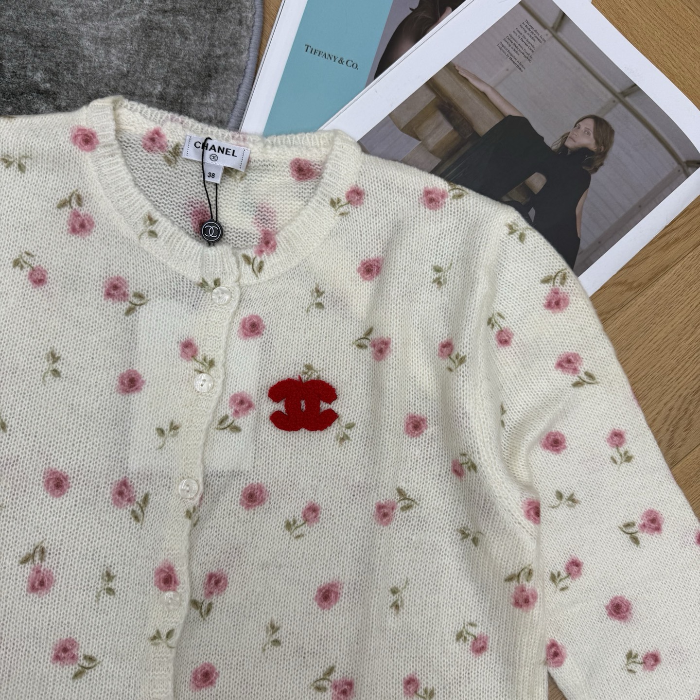 小香家 26早秋新款 玫瑰碎花针织开衫💐把法式玫瑰织进针织里,温柔氛围感直接拉满!定制轻薄透气针织纱线,软糯亲肤不扎身, 小香家 26早秋新款 玫瑰碎花针织开衫💐把法式玫瑰织进针织里,温柔氛围感直接拉满!定制轻薄透气针织纱线,软糯亲肤不扎身,
