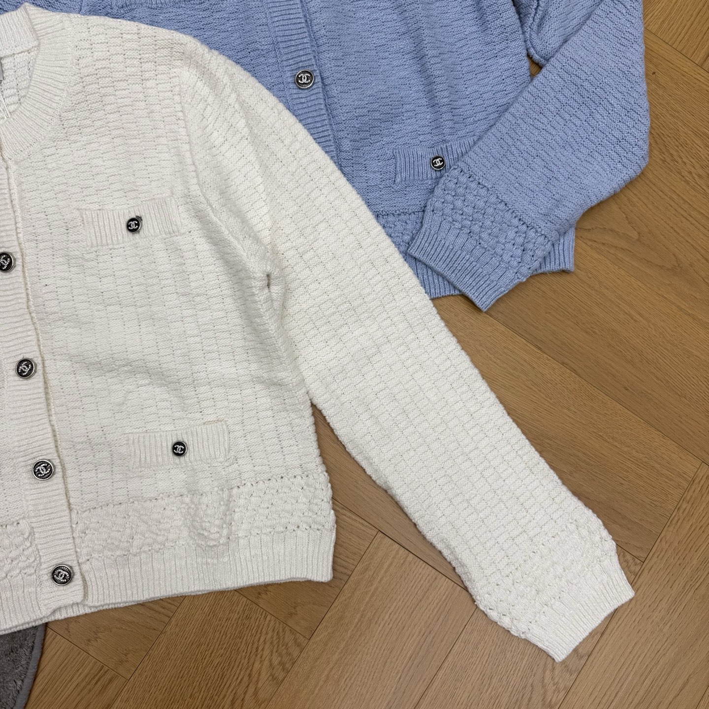 小香家 26早秋新款 经典四口袋针织开衫｜早秋必入的小香风天花板🤍圆领+四口袋设计，永不过时的经典版型，竖条针织肌理，软