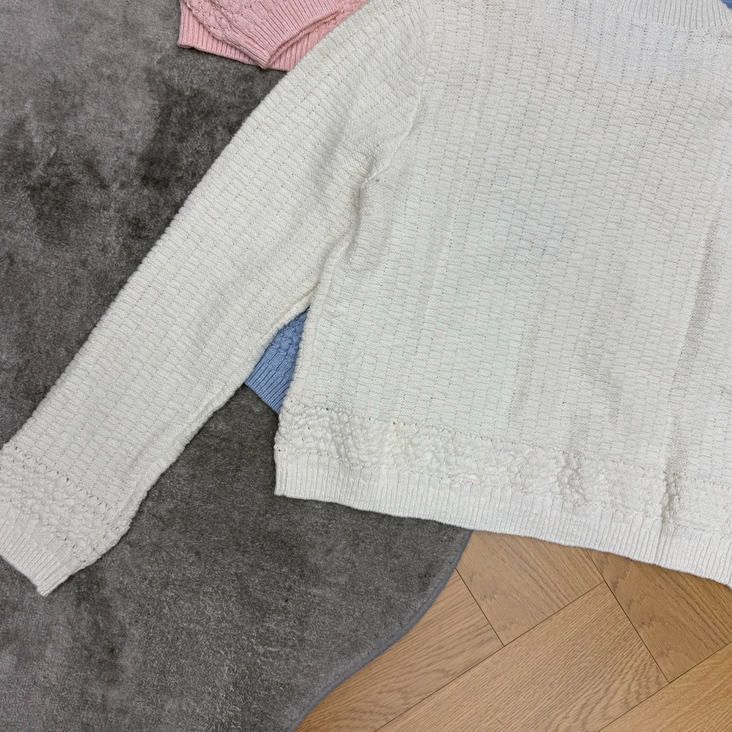 小香家 26早秋新款 经典四口袋针织开衫｜早秋必入的小香风天花板🤍圆领+四口袋设计，永不过时的经典版型，竖条针织肌理，软