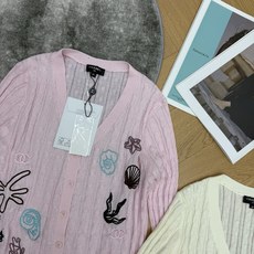 小香家 26年早秋新款 刺绣镂空V领针织开衫|春日度假氛围感单品💙采用镂空竖纹针织面料,轻薄透气自带肌理感,软糯亲肤不闷 小香家 26年早秋新款 刺绣镂空V领针织开衫|春日度假氛围感单品💙采用镂空竖纹针织面料,轻薄透气自带肌理感,软糯亲肤不闷