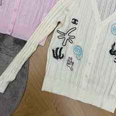 小香家 26年早秋新款 刺绣镂空V领针织开衫|春日度假氛围感单品💙采用镂空竖纹针织面料,轻薄透气自带肌理感,软糯亲肤不闷 小香家 26年早秋新款 刺绣镂空V领针织开衫|春日度假氛围感单品💙采用镂空竖纹针织面料,轻薄透气自带肌理感,软糯亲肤不闷