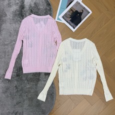 小香家 26年早秋新款 刺绣镂空V领针织开衫|春日度假氛围感单品💙采用镂空竖纹针织面料,轻薄透气自带肌理感,软糯亲肤不闷 小香家 26年早秋新款 刺绣镂空V领针织开衫|春日度假氛围感单品💙采用镂空竖纹针织面料,轻薄透气自带肌理感,软糯亲肤不闷