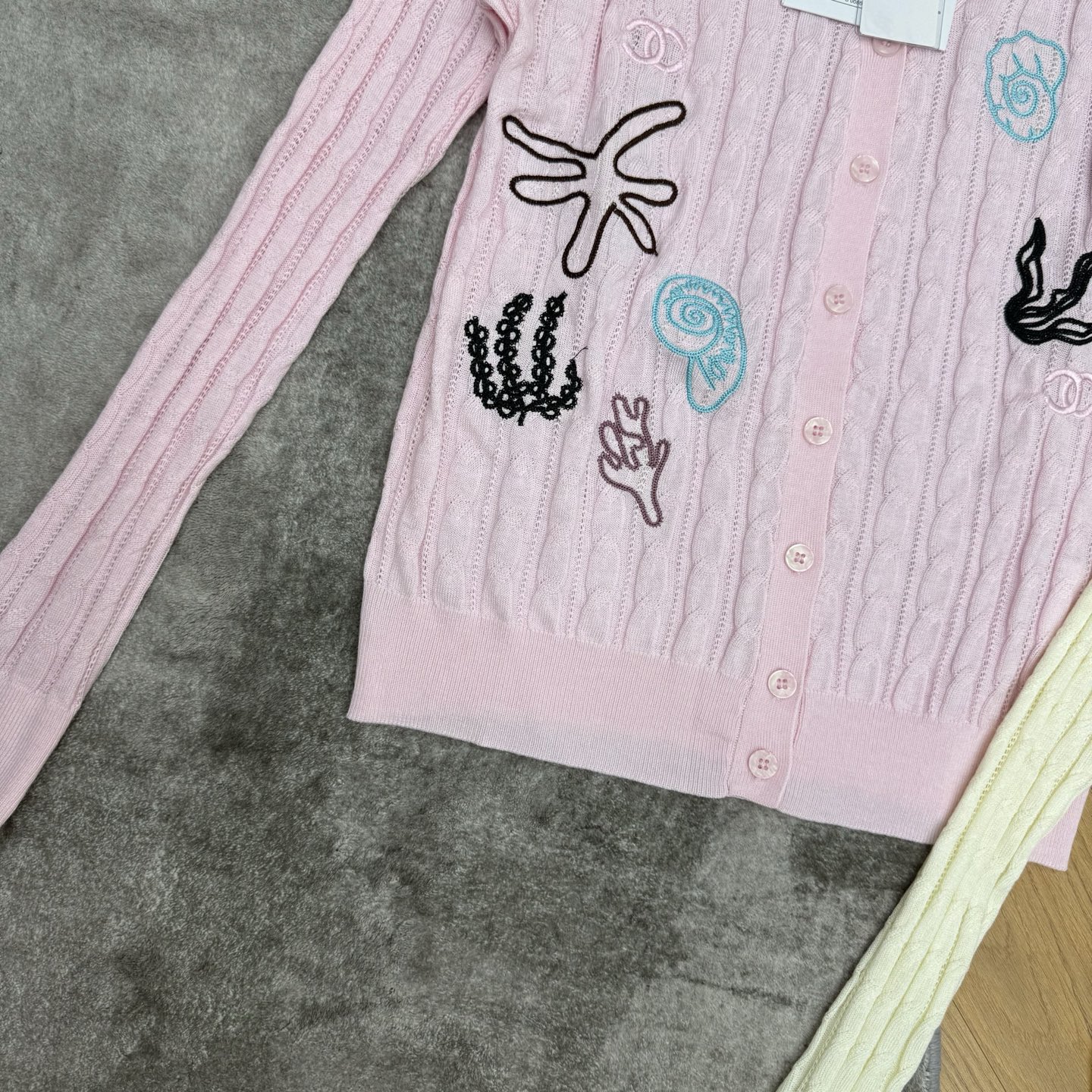 小香家 26年早秋新款 刺绣镂空V领针织开衫|春日度假氛围感单品💙采用镂空竖纹针织面料,轻薄透气自带肌理感,软糯亲肤不闷 小香家 26年早秋新款 刺绣镂空V领针织开衫|春日度假氛围感单品💙采用镂空竖纹针织面料,轻薄透气自带肌理感,软糯亲肤不闷