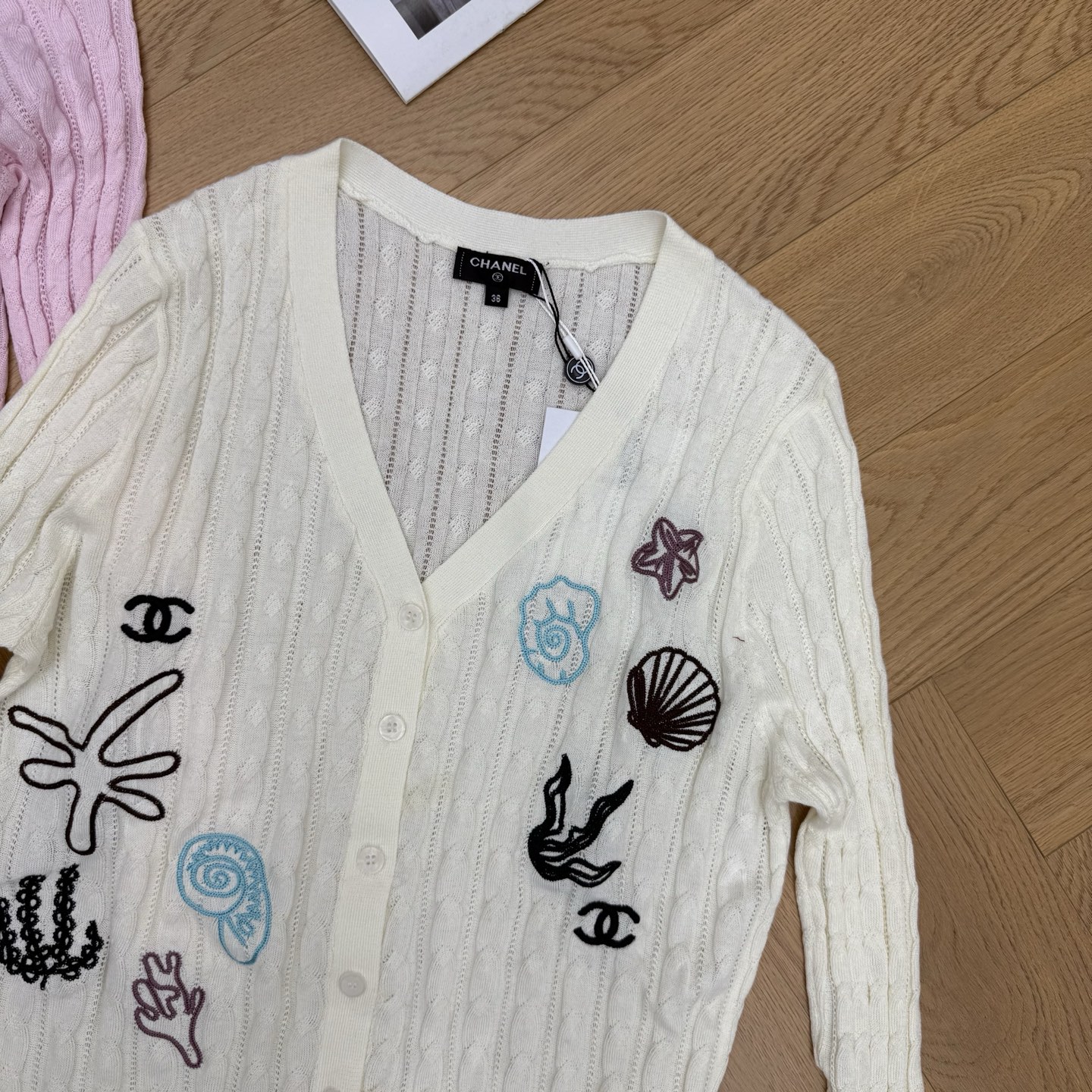 小香家 26年早秋新款 刺绣镂空V领针织开衫|春日度假氛围感单品💙采用镂空竖纹针织面料,轻薄透气自带肌理感,软糯亲肤不闷 小香家 26年早秋新款 刺绣镂空V领针织开衫|春日度假氛围感单品💙采用镂空竖纹针织面料,轻薄透气自带肌理感,软糯亲肤不闷