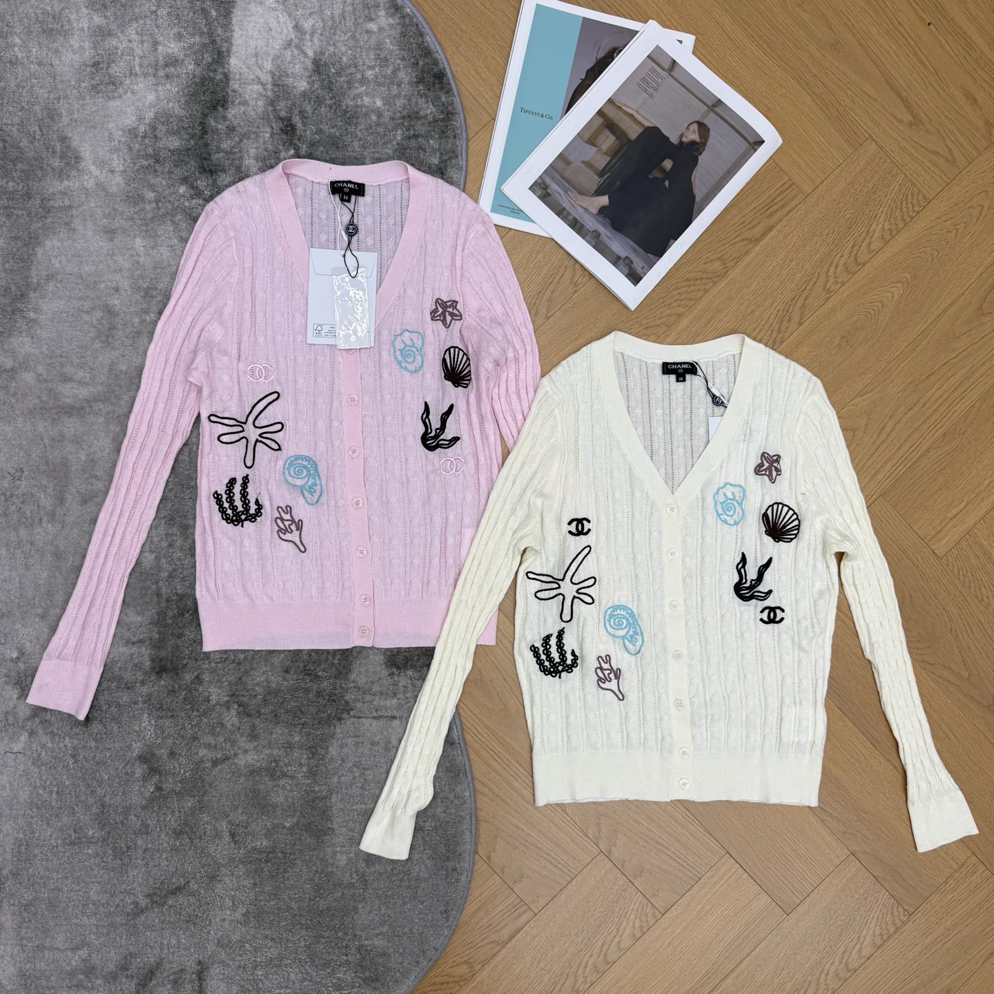 小香家 26年早秋新款 刺绣镂空V领针织开衫|春日度假氛围感单品💙采用镂空竖纹针织面料,轻薄透气自带肌理感,软糯亲肤不闷 小香家 26年早秋新款 刺绣镂空V领针织开衫|春日度假氛围感单品💙采用镂空竖纹针织面料,轻薄透气自带肌理感,软糯亲肤不闷