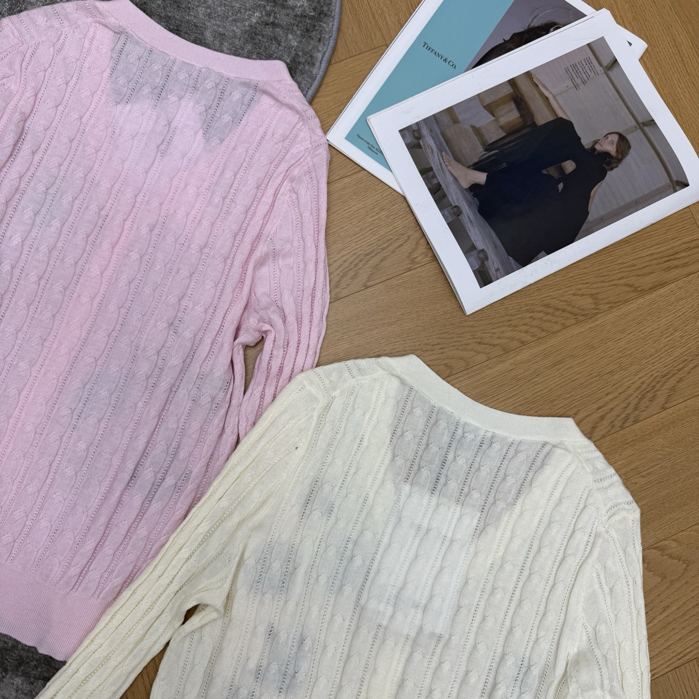 小香家 26年早秋新款 刺绣镂空V领针织开衫|春日度假氛围感单品💙采用镂空竖纹针织面料,轻薄透气自带肌理感,软糯亲肤不闷 小香家 26年早秋新款 刺绣镂空V领针织开衫|春日度假氛围感单品💙采用镂空竖纹针织面料,轻薄透气自带肌理感,软糯亲肤不闷