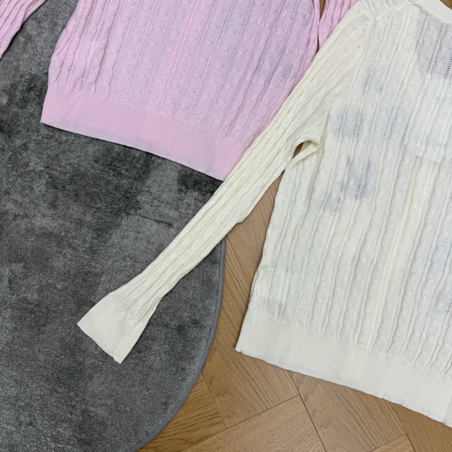 小香家 26年早秋新款 刺绣镂空V领针织开衫|春日度假氛围感单品💙采用镂空竖纹针织面料,轻薄透气自带肌理感,软糯亲肤不闷 小香家 26年早秋新款 刺绣镂空V领针织开衫|春日度假氛围感单品💙采用镂空竖纹针织面料,轻薄透气自带肌理感,软糯亲肤不闷