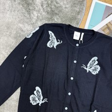 D家 26早秋新款 蝴蝶提花圆领针织开衫|清冷氛围感通勤神衫🦋采用柔软针织面料,细腻软糯轻薄透气,四季都可穿,夏季做空调 D家 26早秋新款 蝴蝶提花圆领针织开衫|清冷氛围感通勤神衫🦋采用柔软针织面料,细腻软糯轻薄透气,四季都可穿,夏季做空调