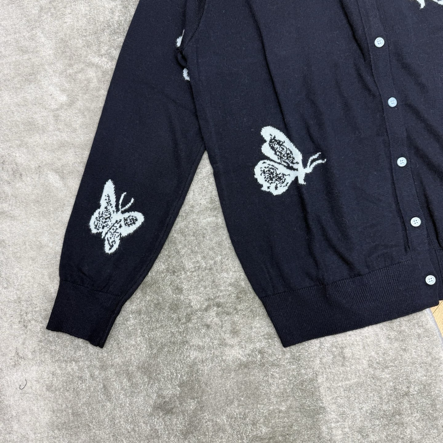 D家 26早秋新款 蝴蝶提花圆领针织开衫|清冷氛围感通勤神衫🦋采用柔软针织面料,细腻软糯轻薄透气,四季都可穿,夏季做空调 D家 26早秋新款 蝴蝶提花圆领针织开衫|清冷氛围感通勤神衫🦋采用柔软针织面料,细腻软糯轻薄透气,四季都可穿,夏季做空调