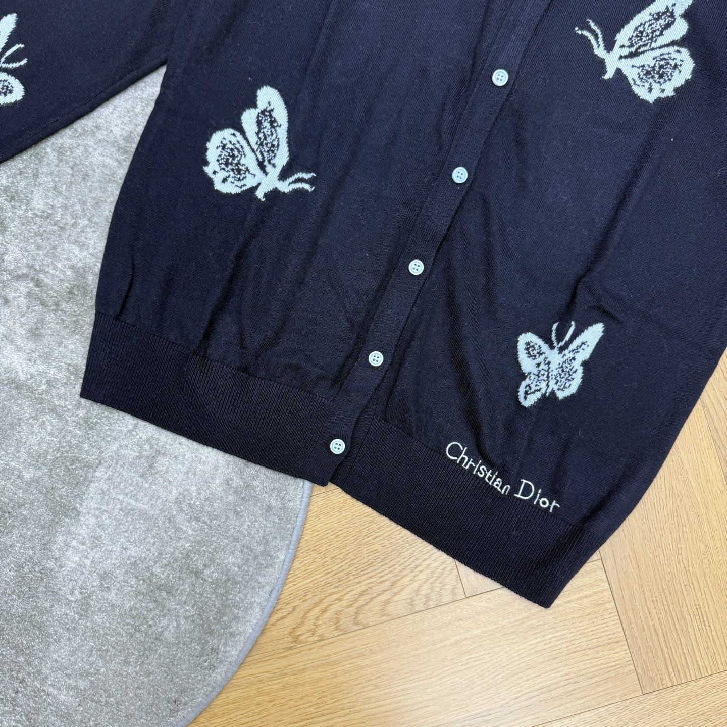 D家 26早秋新款 蝴蝶提花圆领针织开衫|清冷氛围感通勤神衫🦋采用柔软针织面料,细腻软糯轻薄透气,四季都可穿,夏季做空调 D家 26早秋新款 蝴蝶提花圆领针织开衫|清冷氛围感通勤神衫🦋采用柔软针织面料,细腻软糯轻薄透气,四季都可穿,夏季做空调
