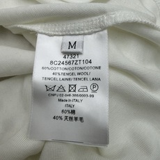 MIU家 2026早秋新款 圆领长袖打底衫 黑白两色经典耐看 轻松适配各类外套 基础小圆领版型恰到好处 胸口精致小标低调 MIU家 2026早秋新款 圆领长袖打底衫 黑白两色经典耐看 轻松适配各类外套 基础小圆领版型恰到好处 胸口精致小标低调
