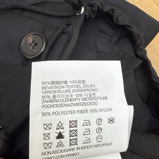 PD家 2026早秋新款 抽绳短款夹克外套 定制YB进口尼龙材质 光泽挺括有型 沿用经典圆领与开襟纽扣拉链配合下摆松紧调 PD家 2026早秋新款 抽绳短款夹克外套 定制YB进口尼龙材质 光泽挺括有型 沿用经典圆领与开襟纽扣拉链配合下摆松紧调