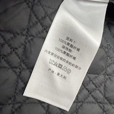 D家 26早秋新款 经典藤格纹短款棉服,整体经典品牌藤格纹菱格压线衍缝工艺,内里轻薄锁温填充,蓬松软糯完全不显臃肿低调显 D家 26早秋新款 经典藤格纹短款棉服,整体经典品牌藤格纹菱格压线衍缝工艺,内里轻薄锁温填充,蓬松软糯完全不显臃肿低调显