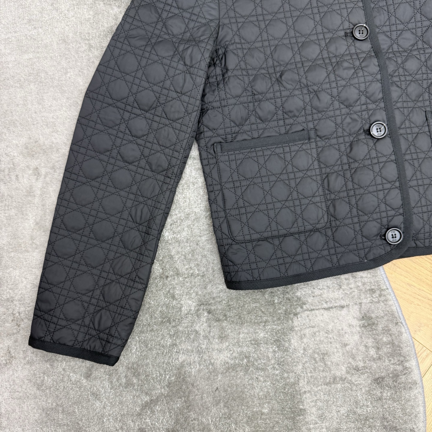 D家 26早秋新款 经典藤格纹短款棉服,整体经典品牌藤格纹菱格压线衍缝工艺,内里轻薄锁温填充,蓬松软糯完全不显臃肿低调显 D家 26早秋新款 经典藤格纹短款棉服,整体经典品牌藤格纹菱格压线衍缝工艺,内里轻薄锁温填充,蓬松软糯完全不显臃肿低调显