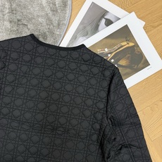 D家 26早秋新款 经典藤格纹短款棉服,整体经典品牌藤格纹菱格压线衍缝工艺,内里轻薄锁温填充,蓬松软糯完全不显臃肿低调显 D家 26早秋新款 经典藤格纹短款棉服,整体经典品牌藤格纹菱格压线衍缝工艺,内里轻薄锁温填充,蓬松软糯完全不显臃肿低调显